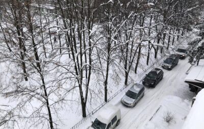 Новояворівськ через сніг скували затори. Фото: Четверта студія