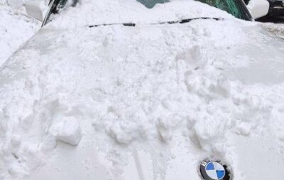 У Львові снігом понівечило автомобіль BMW. Фото: Варта1