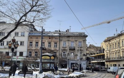 У Львові комунальники не прибирають сніг з даху будинків. Фото: Юрій Швець