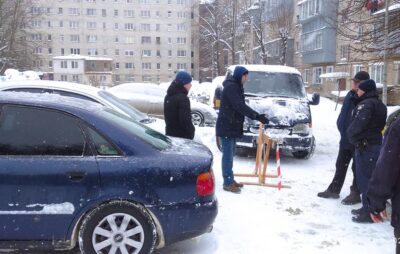 У Львові штрафують власників автомобілів, які паркуються біля власних будинків. Фото: Вова Семчук