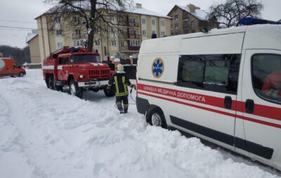 У Львівській області в снігах загрузло 5 карет швидкої допомоги. Фото: ДСНС