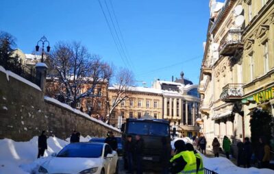 У Львові автомобіль Tesla заблокував проїзд вулицею. Фото: Ігор Зінкевич