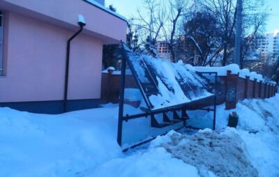 У Львові сніг проламав дах зупинки громадського транспорту. Фото: Andriy Syrota