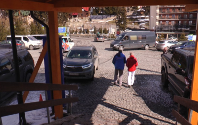 У “Буковелі” туристи обурені закриттям гірськолижного курорту. Фото: Суспільне