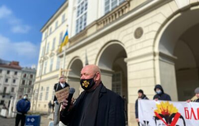 У Львові біля міської ради «повісили» Тараса Козака. Фото: Нацполіція