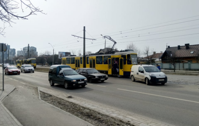 У Львові трамвай протаранив авто. Фото: Leopolis.news