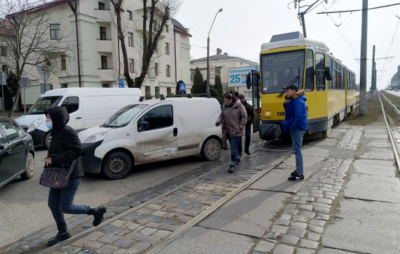 У Львові трамвай протаранив авто. Фото: Leopolis.news