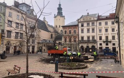 У Львові на площі Ринок зрубали сторічний каштан. Фото: Олександра Сладкова