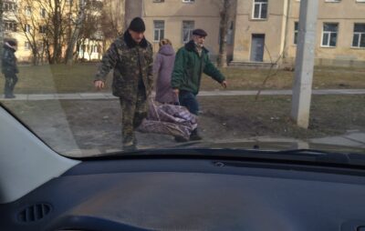 У Львові пішоходи знищили газон. Фото: Alex Shved