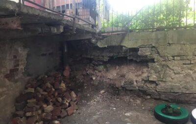 У Львові завалюється опорна стіна будинку. Фото: Irunka Irunka
