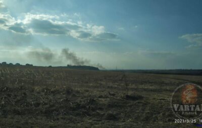 У Львові пожежа охопила поля сухої трави. Фото: Варта1