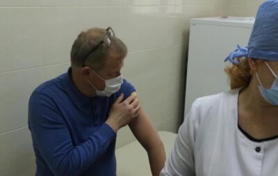 Міський голова Трускавця вакцинувався від COVID-19. Фото: ЄС