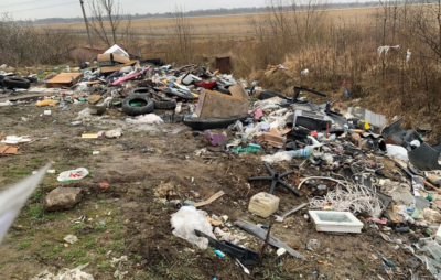 Поблизу аеропорту “Львів” виявили стихійне сміттєзвалище. Фото: Державна екологічна інспекція