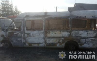 На Львівщині встановлюють причини пожежі, внаслідок якої згоріли три автобуси. Фото: Нацполіція