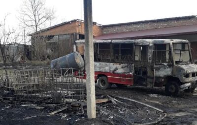 На Львівщині встановлюють причини пожежі, внаслідок якої згоріли три автобуси. Фото: Нацполіція