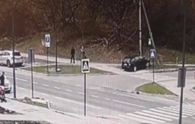 У Львові п’яний водій заїхав на тротуар та врізався в стовп. Фото: скриншот