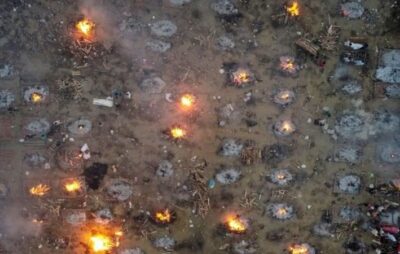 Індія спалює тіла інфікованих COVID-19 прямо на вулиці. Фото: GETTY IMAGES