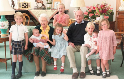 Королівська родина показала архівне фото Єлизавети і принца Філіпа в оточенні сімох правнуків