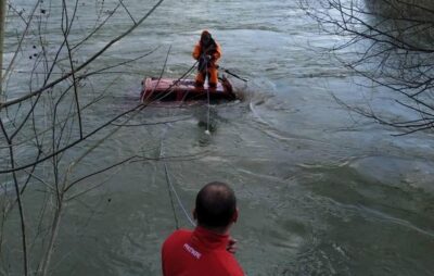 У Львівській області автомобіль злетів у річку. Фото: ДСНС