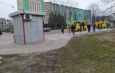 У Львові зупинка громадського транспорту потопає у недопалках. Фото: Оксана Ткач