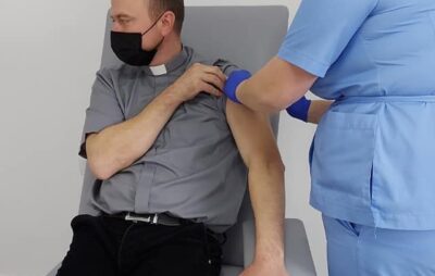 У Яворівському районі священник вакцинувався проти COVID-19. Фото: Немирівська міська лікарня