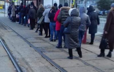 У Львові вишикулась черга на кінцевій зупинція трамваїв. Фото: Варта1
