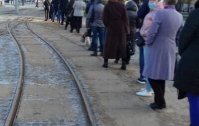 У Львові вишикулась черга на кінцевій зупинція трамваїв. Фото: Варта1