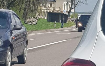 У Львівській області перекинувся автомобіль. Фото: Варта1