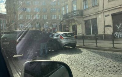 У Львові біля Оперного театру зіткнулись автомобілі. Фото: Ігор Зінкевич