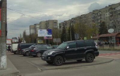 У Львові паркують автомобілі на переїзді для велосипедистів. Фото: Андрій Згоба