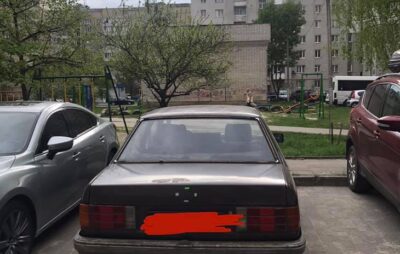 У Львові комунальників просять прибрати покинуті автомобілі. Фото: Danik Petriw