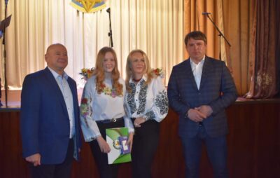 У Яворові нагородили кращих учнів та вчителів. Фото: Яворівська районна рада