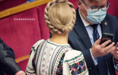 Юля Тимошенко одягнула у Раду сукню-вишиванку та заплела косу, Фото: Yan Dobronosov
