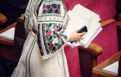 Юля Тимошенко одягнула у Раду сукню-вишиванку та заплела косу, Фото: Yan Dobronosov