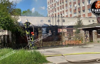 У Львові на вулиці Пулюя горить будівля. Фото: Варта1