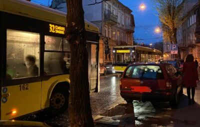 У Львові припарковані автомобілі блокують рух тролейбусів. Фото: Ірина Войтович