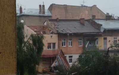 У Львові негода зірвала дах на вулиці Міхновських. Фото: Х@йовий Львів