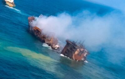 Біля Шрі-Ланки тоне судно з хімікатами. Фото: BBC