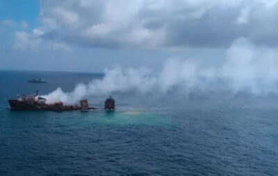 Біля Шрі-Ланки тоне судно з хімікатами. Фото: BBC