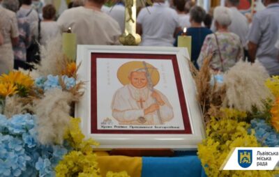 У храмі Різдва Пресвятої Богородиці виставили до почитання ікону з мощами Івана Павла ІІ. Фото: ЛМР