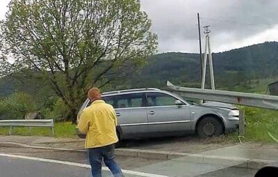 На Львівщині автомобіль злетів з траси "Київ-Чоп". Фото: Буськ онлайн