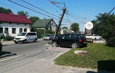 У Львівській області автомобіль влетів у електроопору. Фото: Макс Іванник