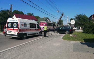 У Львівській області автомобіль влетів у електроопору. Фото: Макс Іванник