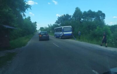 На Львівщині вантажівка зіткнулась з пасажирським автобусом. Фото: Буськ онлайн