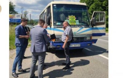 На Львівщині водія маршрутки оштрафували за нелегальне перевезення пасажирів. Фото: ЛОДА