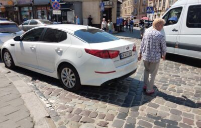 У Львові машину запаркували прямо на пішохідному переході