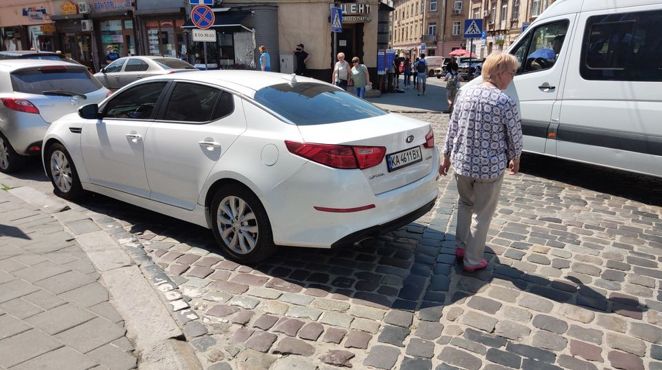 У Львові машину запаркували прямо на пішохідному переході