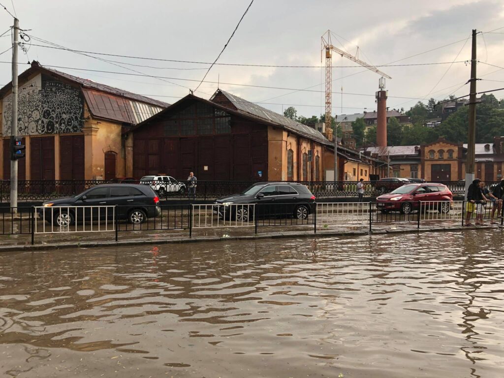 У Львові затопило вулицю Сахарова. Фото: Четверта студія