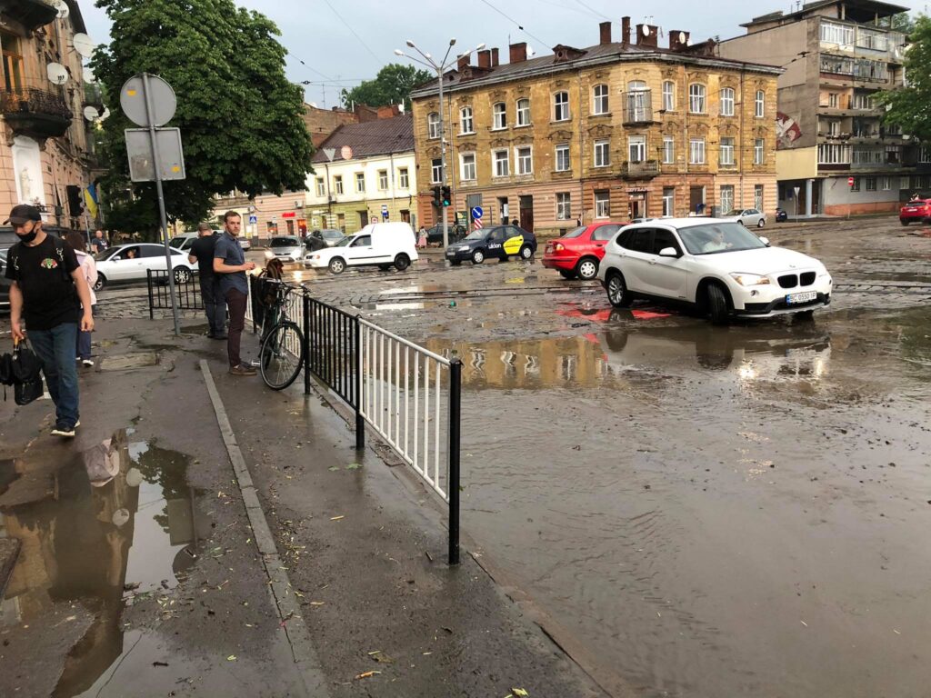 У Львові затопило вулицю Сахарова. Фото: Четверта студія