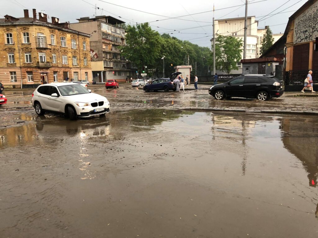 У Львові затопило вулицю Сахарова. Фото: Четверта студія